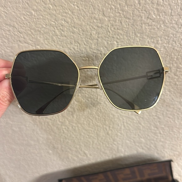 Fendi Authentic metal sunglasses case and cloth - Picture 2 of 10